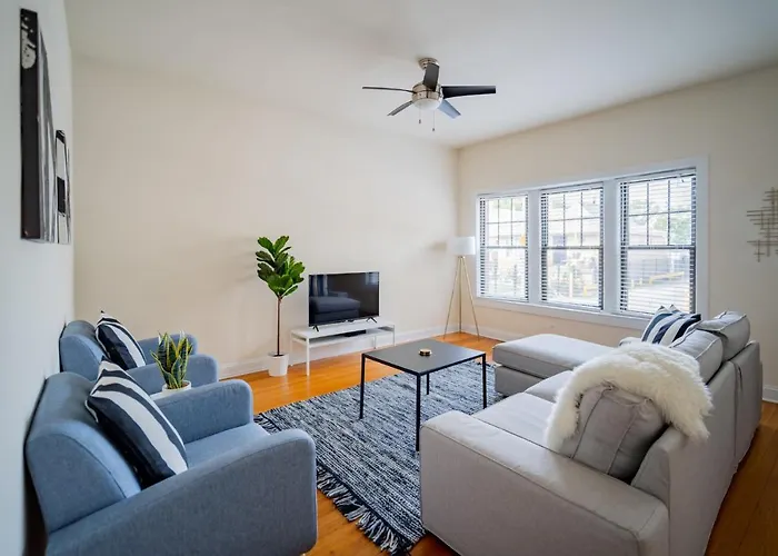 3-Bedroom Gem Apt With In-Unit Laundry - Lawndale 1 & 2 Rep